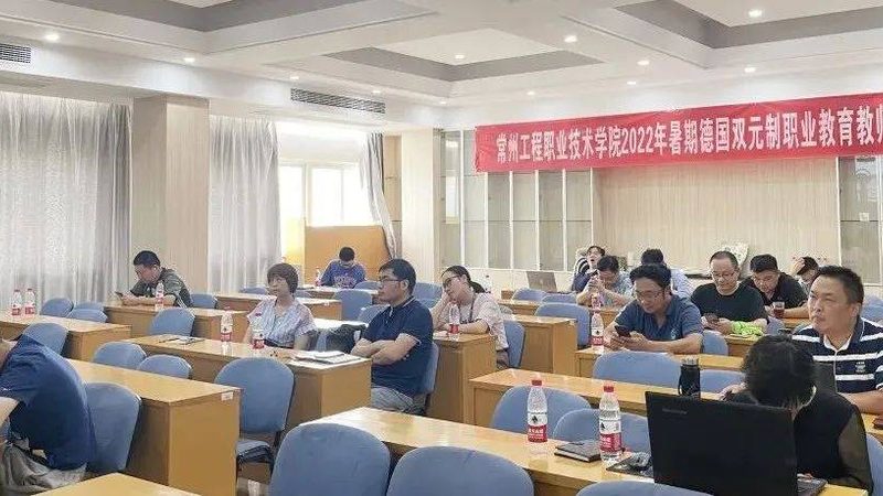职业培训补贴申请流程相对简单，大致如下：